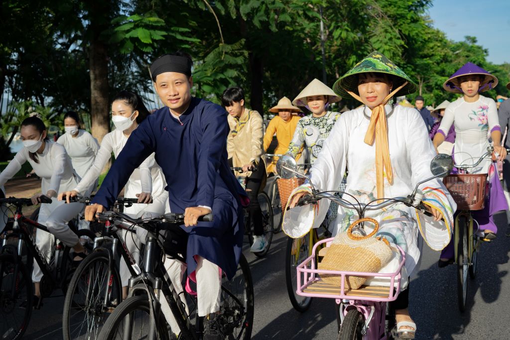 Beautifying for ao dai is conical hats, recalling something old but has never lost