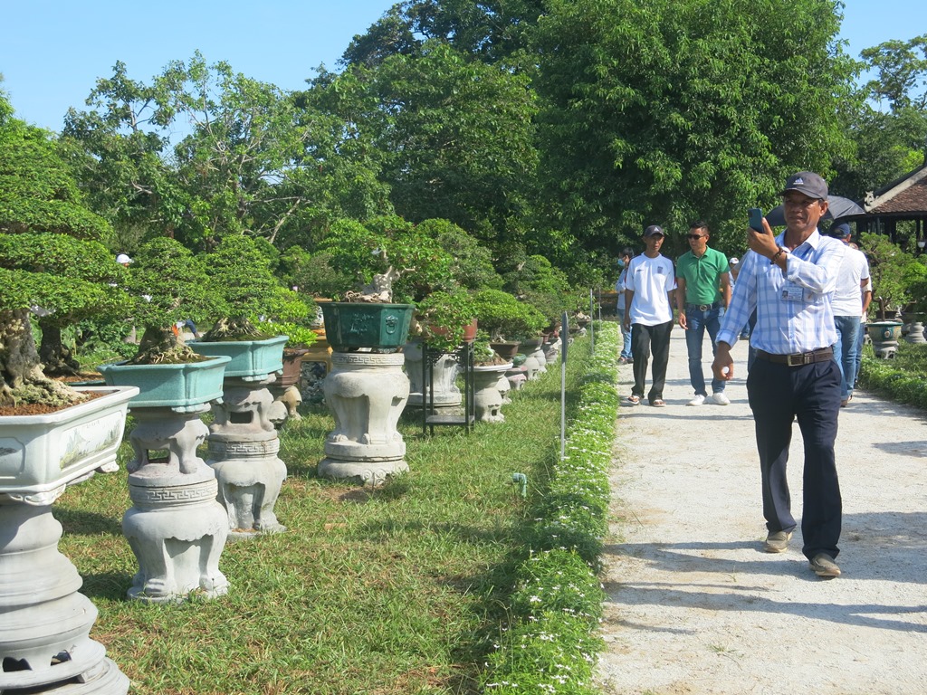 This place attracts a lot of people and tourists coming to enjoy