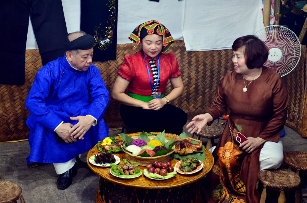 The Standing Deputy Secretary of the Provincial Party Committee Phan Ngoc Tho visiting the stall of Northwest cuisine