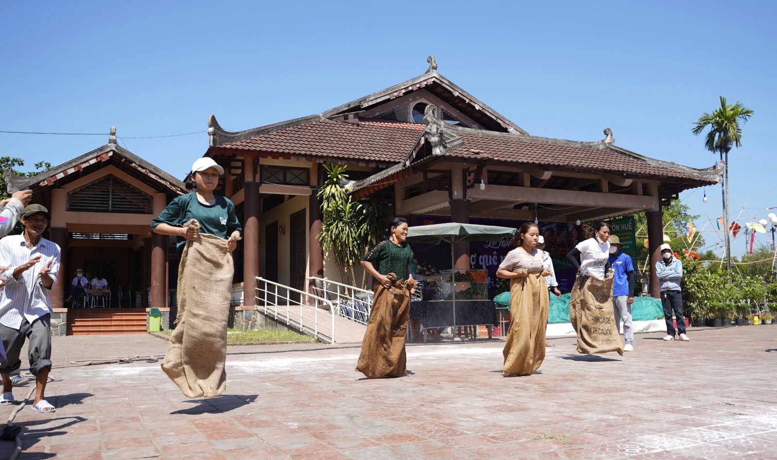 Hilarious jumping sack game