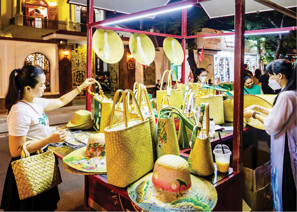 The space of selling Hue handicrafts attracting a great number of local people and tourists