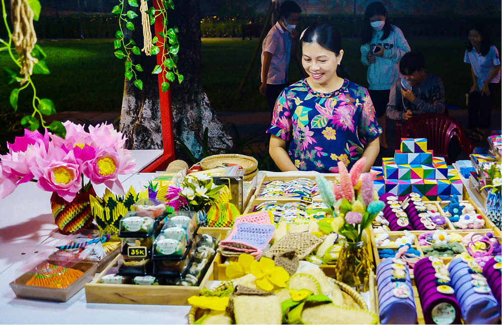 The space of selling Hue handicrafts attracting a great number of local people and tourists