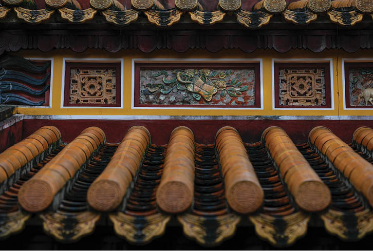 Bat buu-shaped roof of Dong Khanh mausoleum