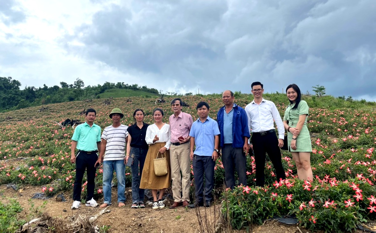 The visitors having commemorative photos with the garden owner