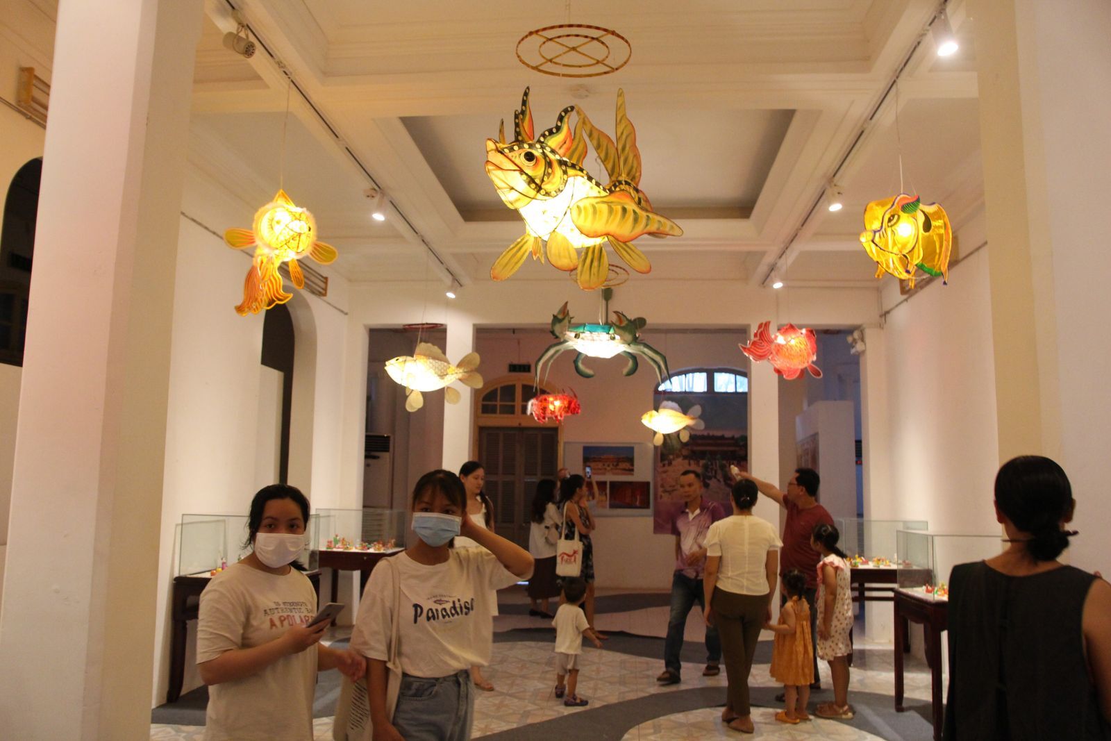 The animal lanterns being hung in the air create a very unique traditional mid-autumn atmosphere