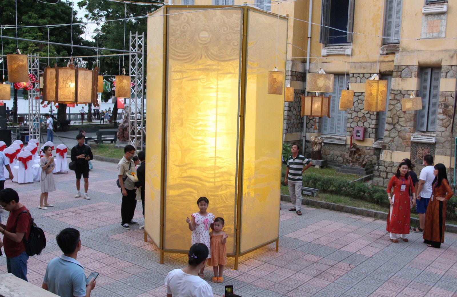 Giant lanterns being made by Truc Chi artisans