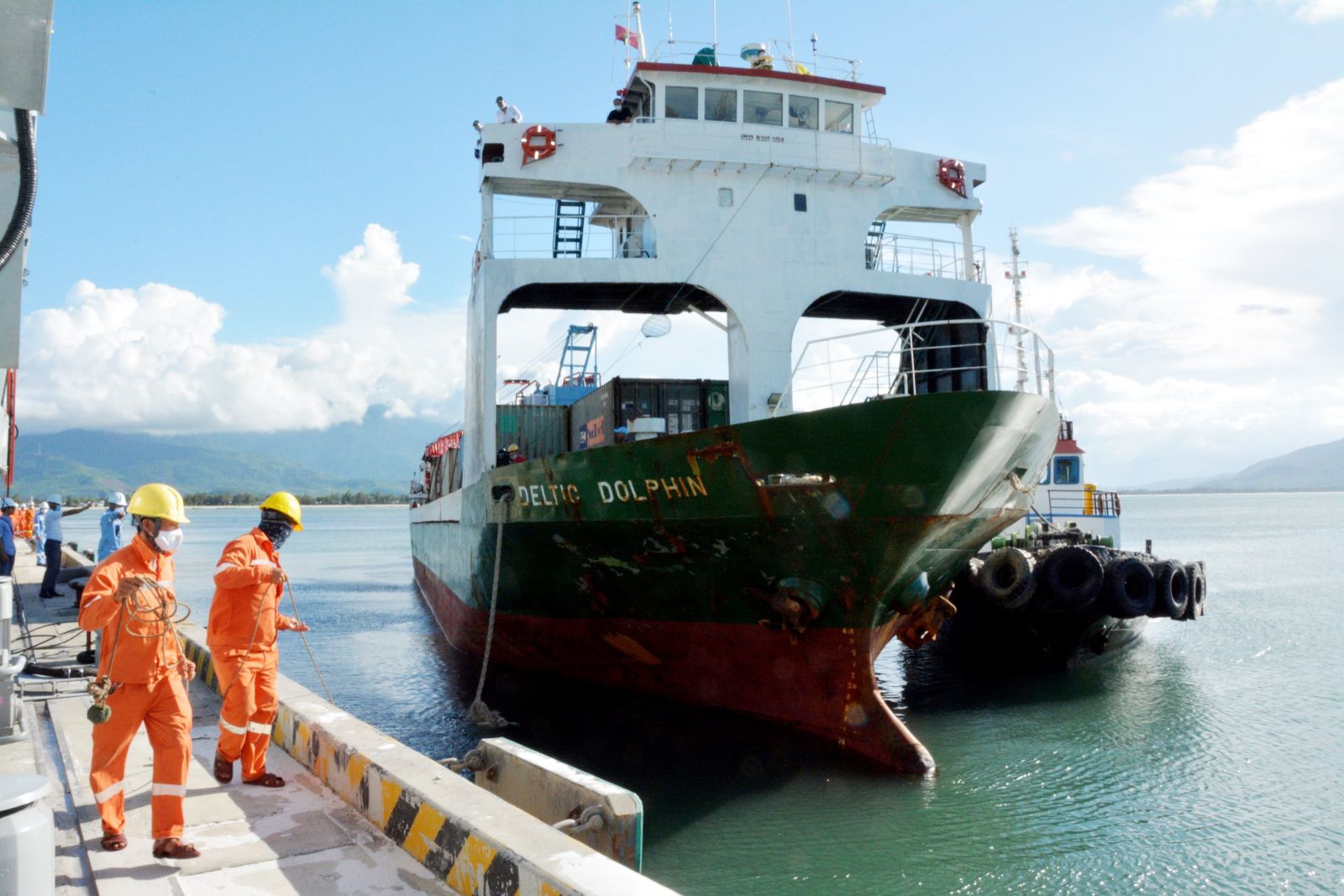 Deltic Dolphin ships unloading and transporting 120 SOC containers of goods on the route Sibu (Malaysia) - Chan May (Vietnam) - Pontianak (Indonesia)