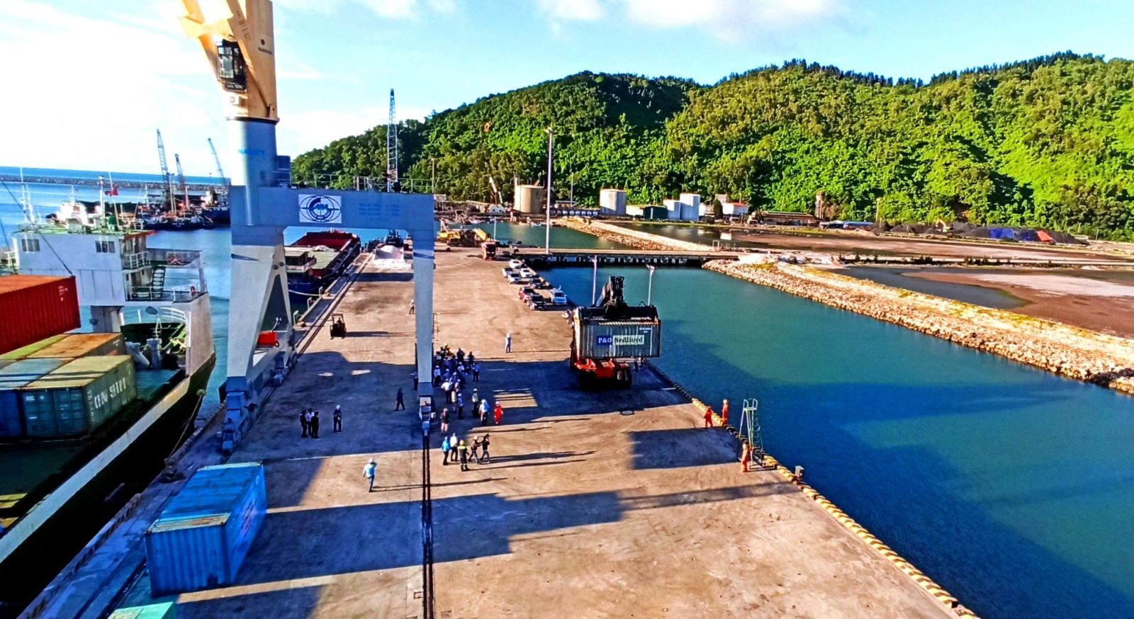 Chan May port is capable of receiving 50,000 DWT cargo ships; container ship of about 35,000 DWT ~ 2,600 TEU; passenger ships up to 362m and 225, 282 GRT and can meet all conditions and capacity of container handling, becoming the wharf for the world's largest and newest cruise ship