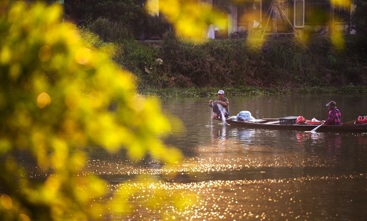 Autumn sunshine reflecting on Dong Ba river