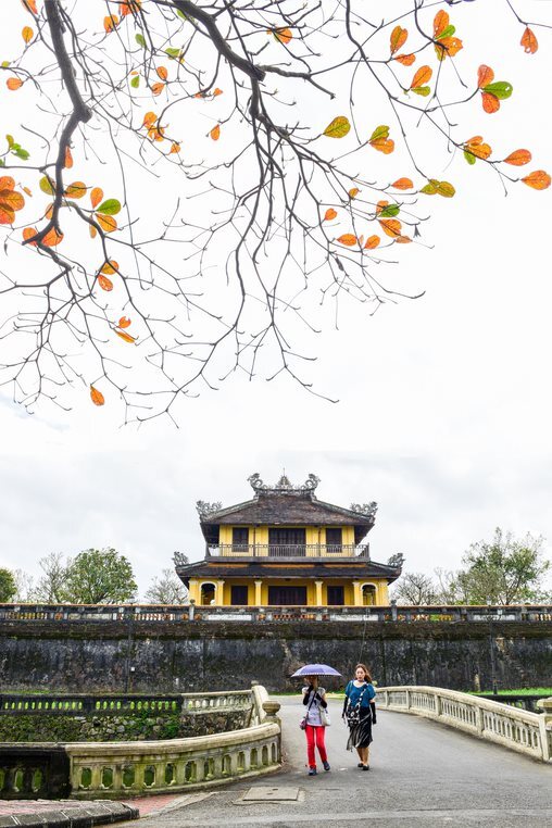 Autumn “walking” through Tu Phuong Vo Su Pavilion
