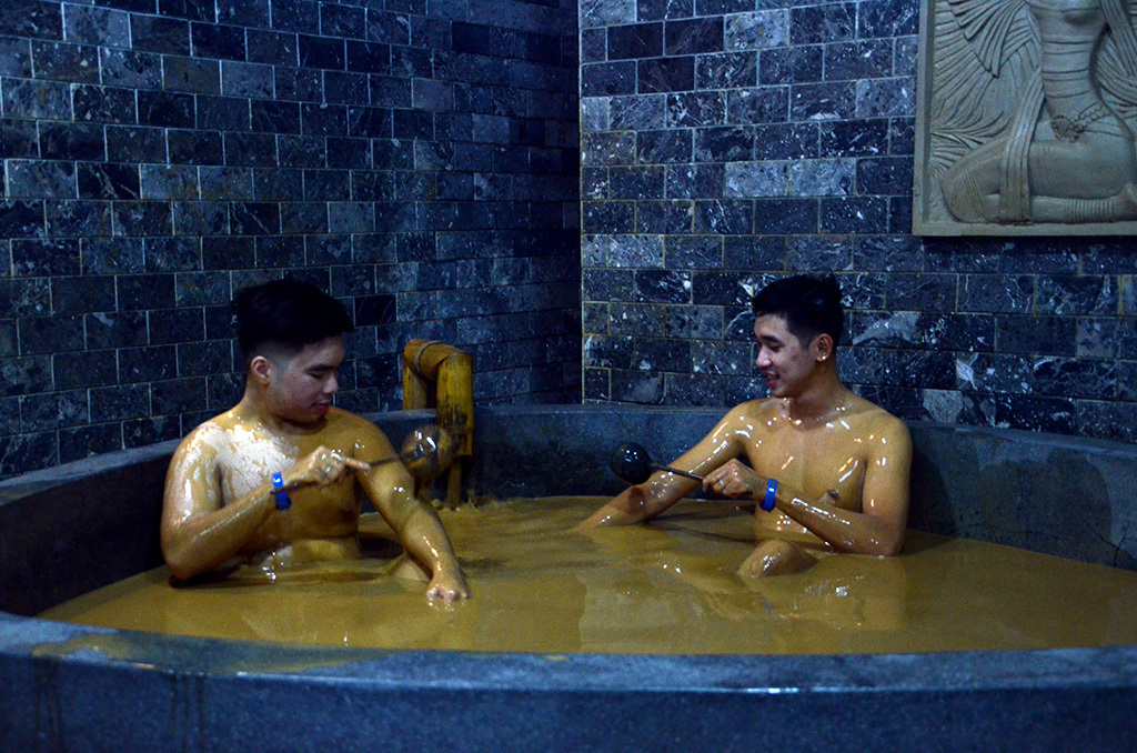 Experiencing mineral mud bath of delegation members when they come to Hue
