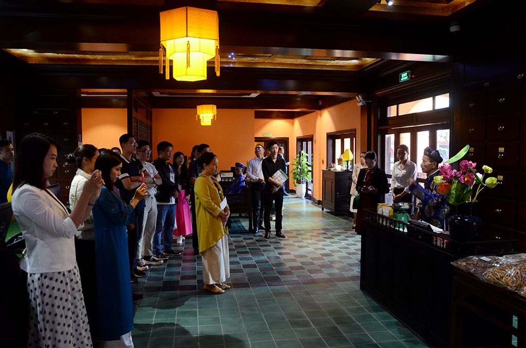  The delegation finding out about Hue Oriental medicine when coming to Spatel D’ Annam Hotel