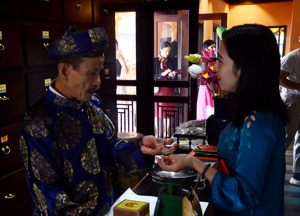 Giving health consultancy for visitors with traditional methods