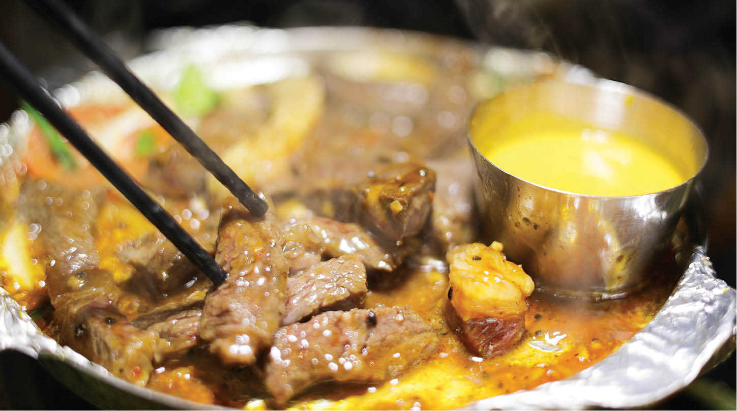 Beef and oysters with cheese and spicy sauce