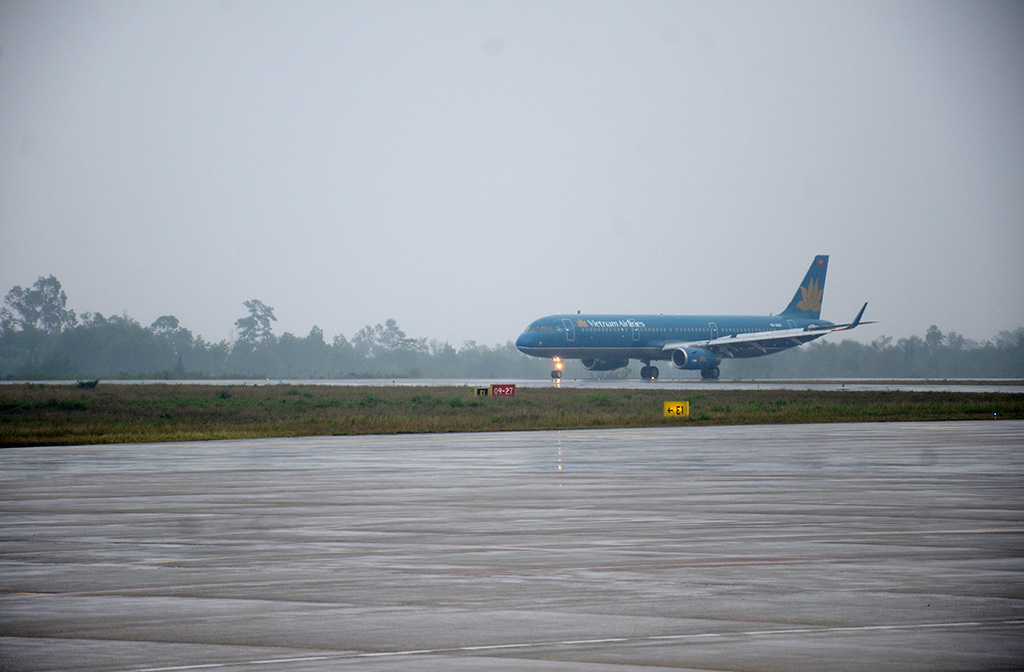 The flight VN1543 from Ha Noi to Hue bringing 185 passengers; most of them are tourists coming to Hue on the first day of 2023