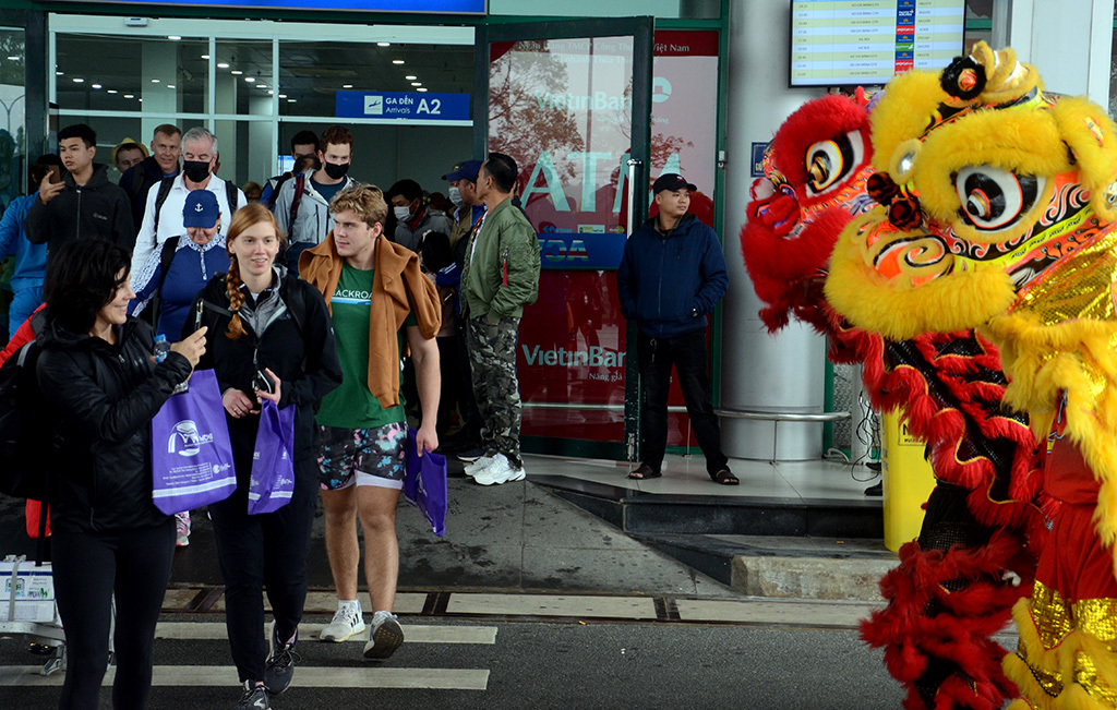 Tourists are surprised and delightful to be warmly welcomed