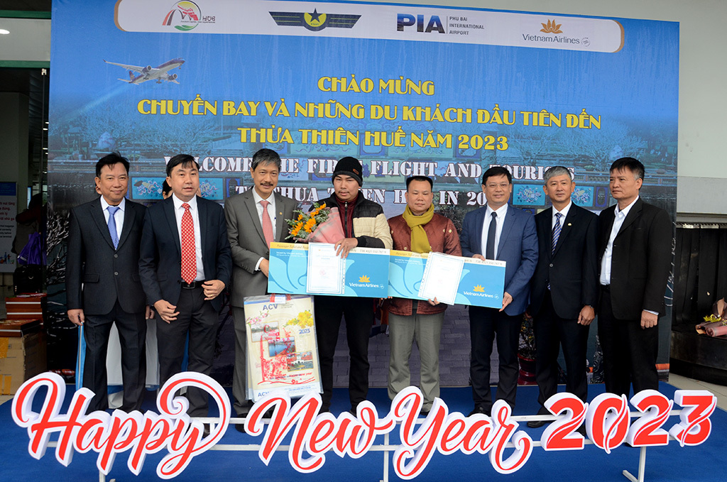 Provincial leaders and units’ leaders giving gifts to the passengers