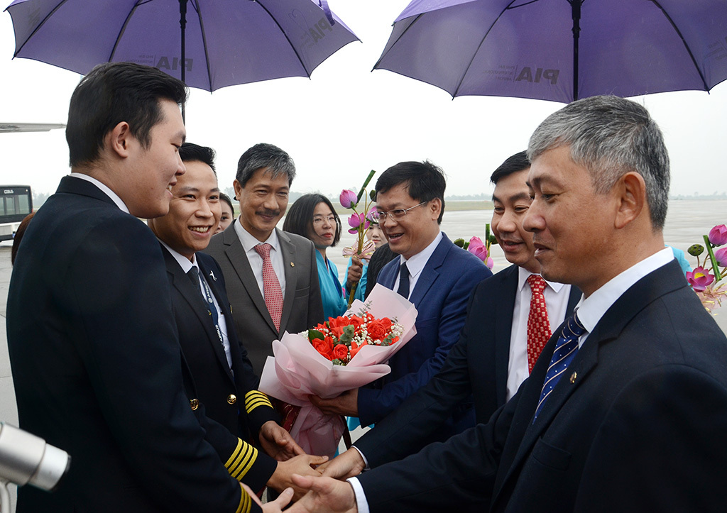 Giving flowers to the cabin crew team taking tourists to Hue