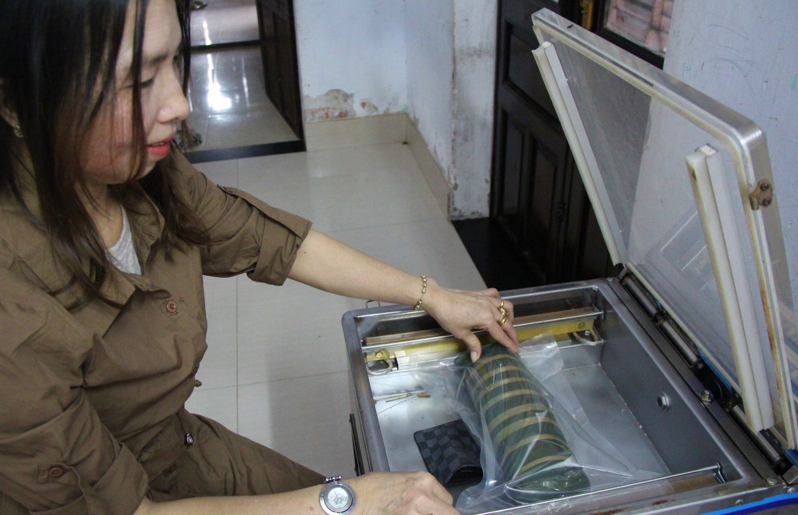 The cake is airtight vacuumed. Thus, its time of being used lasts over one month