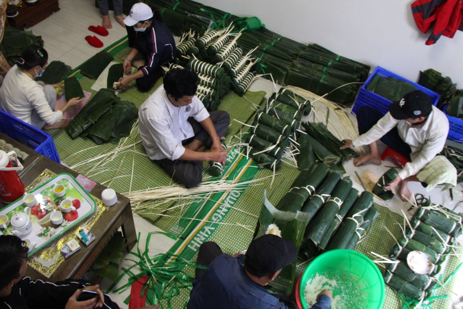 To wrap 1.000 batches of banh Tet and banh Chung, Mr. Duc Anh mobilizes over dozen relatives working continuously from December 16 to 27 of Lunar calendar