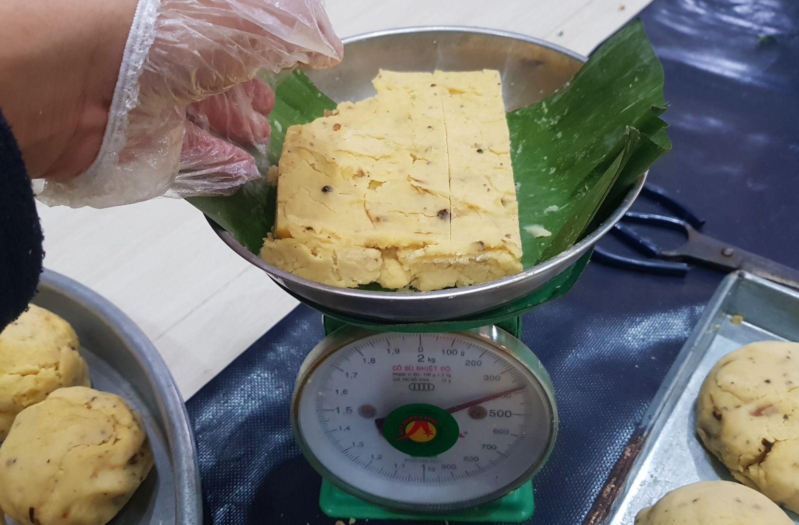 The cake stuffing is made following customers’ request so that people can feel the delicious taste by their own