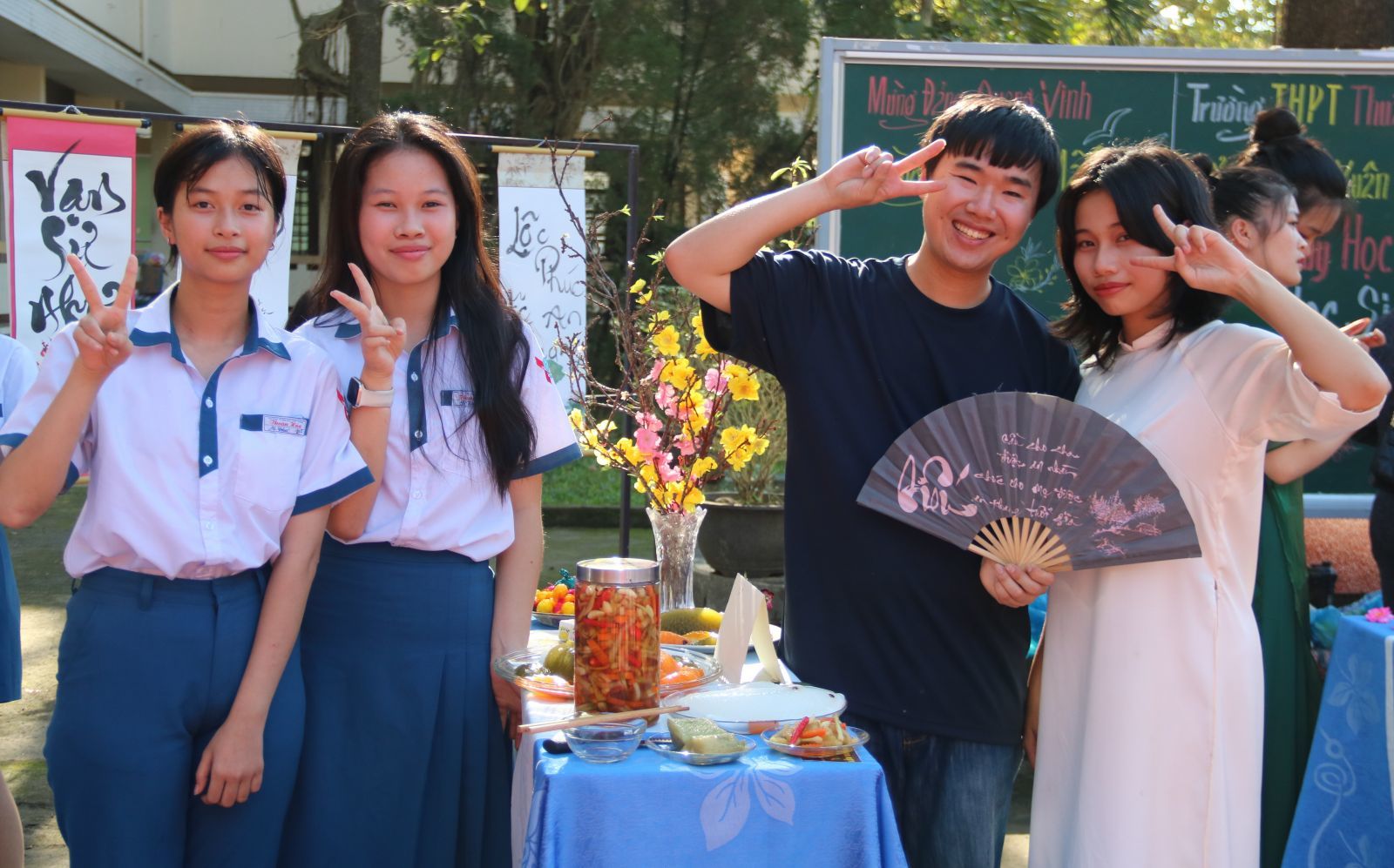 Students from the two countries posing for commemorative photos in the atmosphere of Vietnamese Traditional Tet holiday