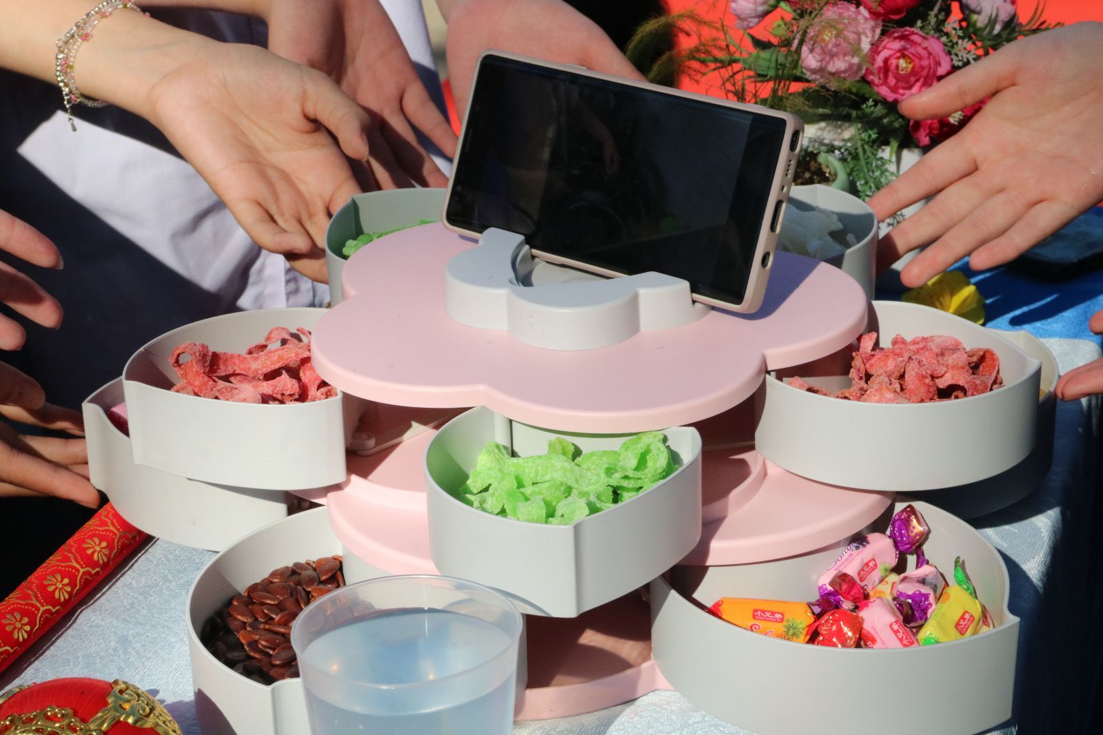 Inviting Korean friends to enjoy candied fruits and cakes