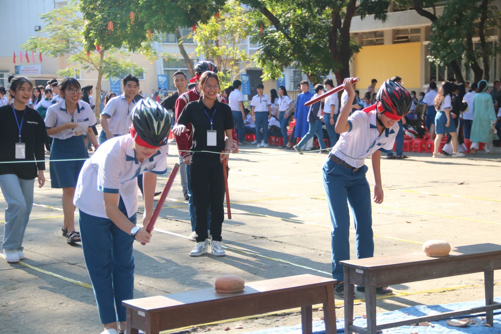 Korean students were excited to watch Thuan Hoa High school students “performing” the skill of playing blindfolded hitting the handing clay pots
