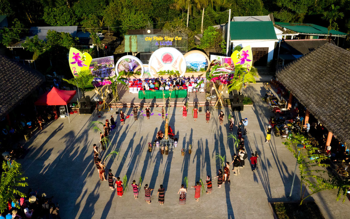 Reenacting the Housewarming in accordance with traditional customs