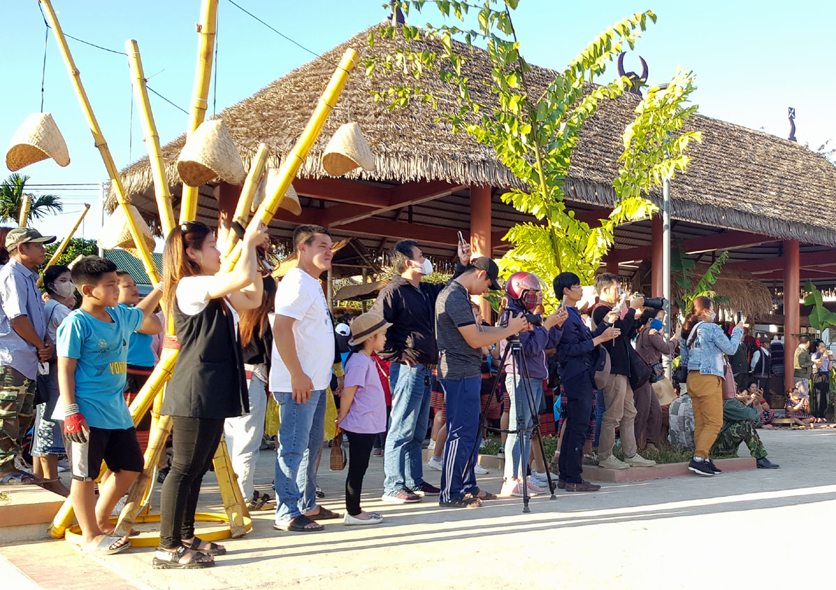 Enjoyers livestreaming the fair on social media