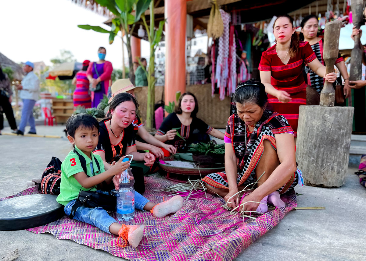 Amber mats being knitted and sold on the spot