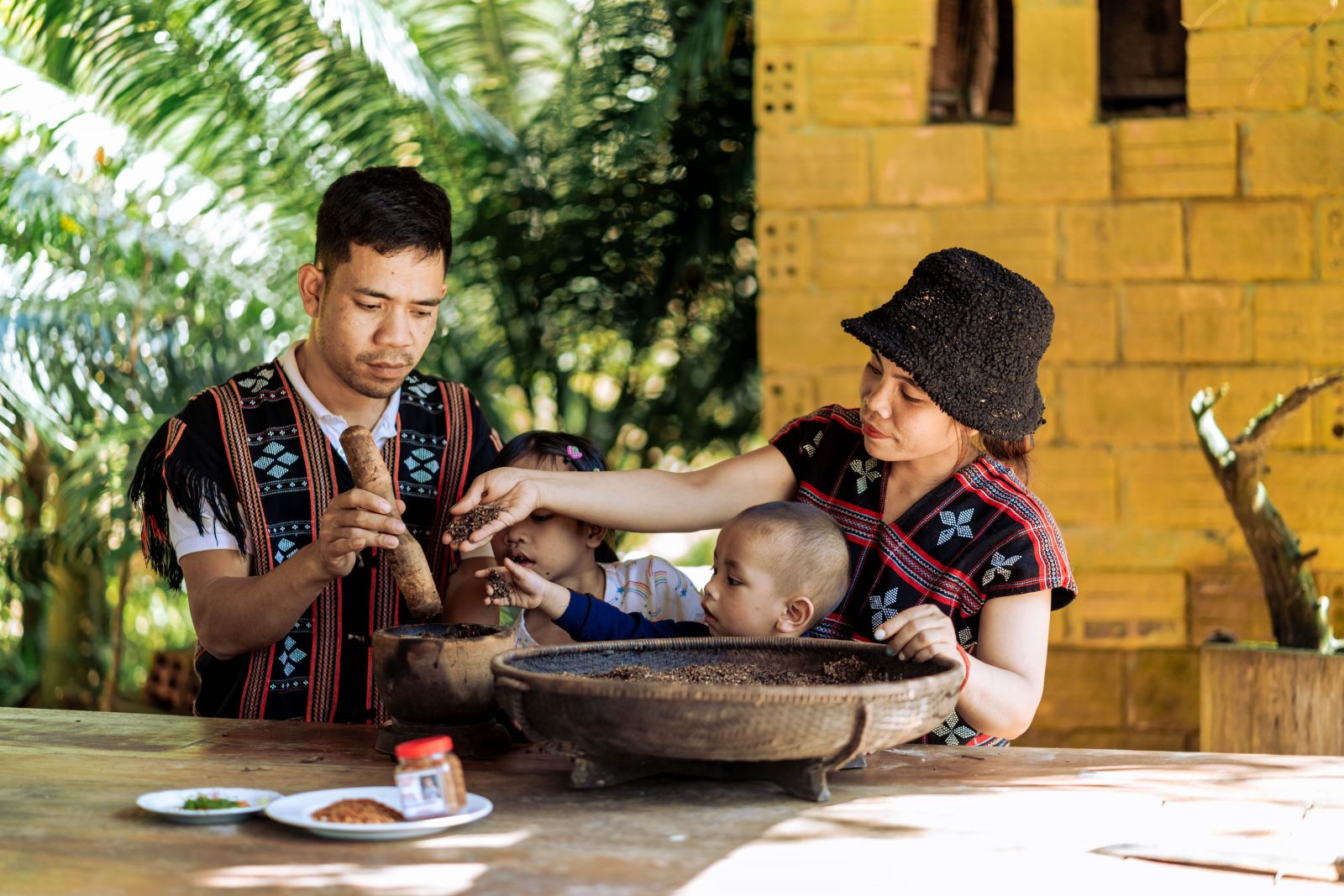 Children participate in the process with their grandparents and parents, to learn to recognize the effects of forest leaves and roots