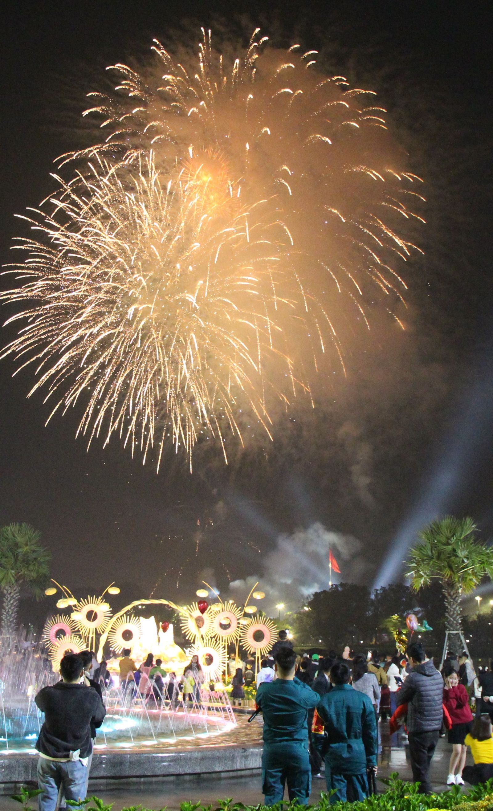 Brilliant high-altitude fireworks, with wishes for a peaceful and happy new year