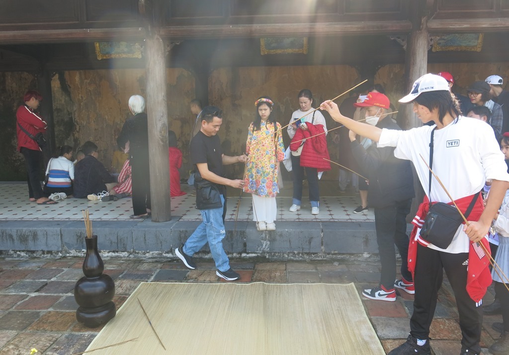 Young people challenging themselves with dau ho game