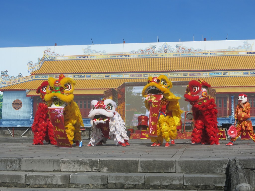 The performance “The dance of five unicorns” to welcome New Year of Duong Xuan Duong unicorn dancing troupe