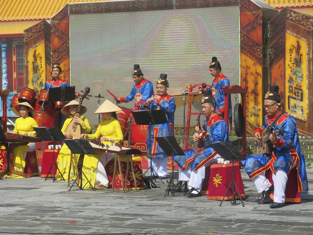 Introducing royal music through instrumental music performances