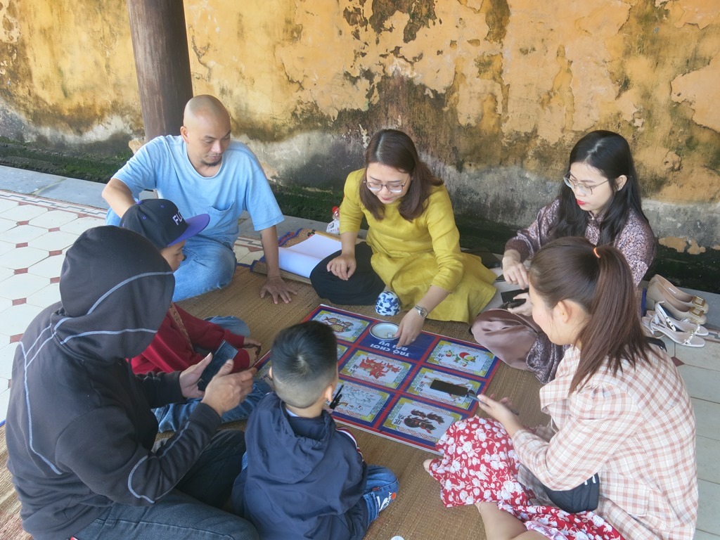 Many tourists joining in bai vu game