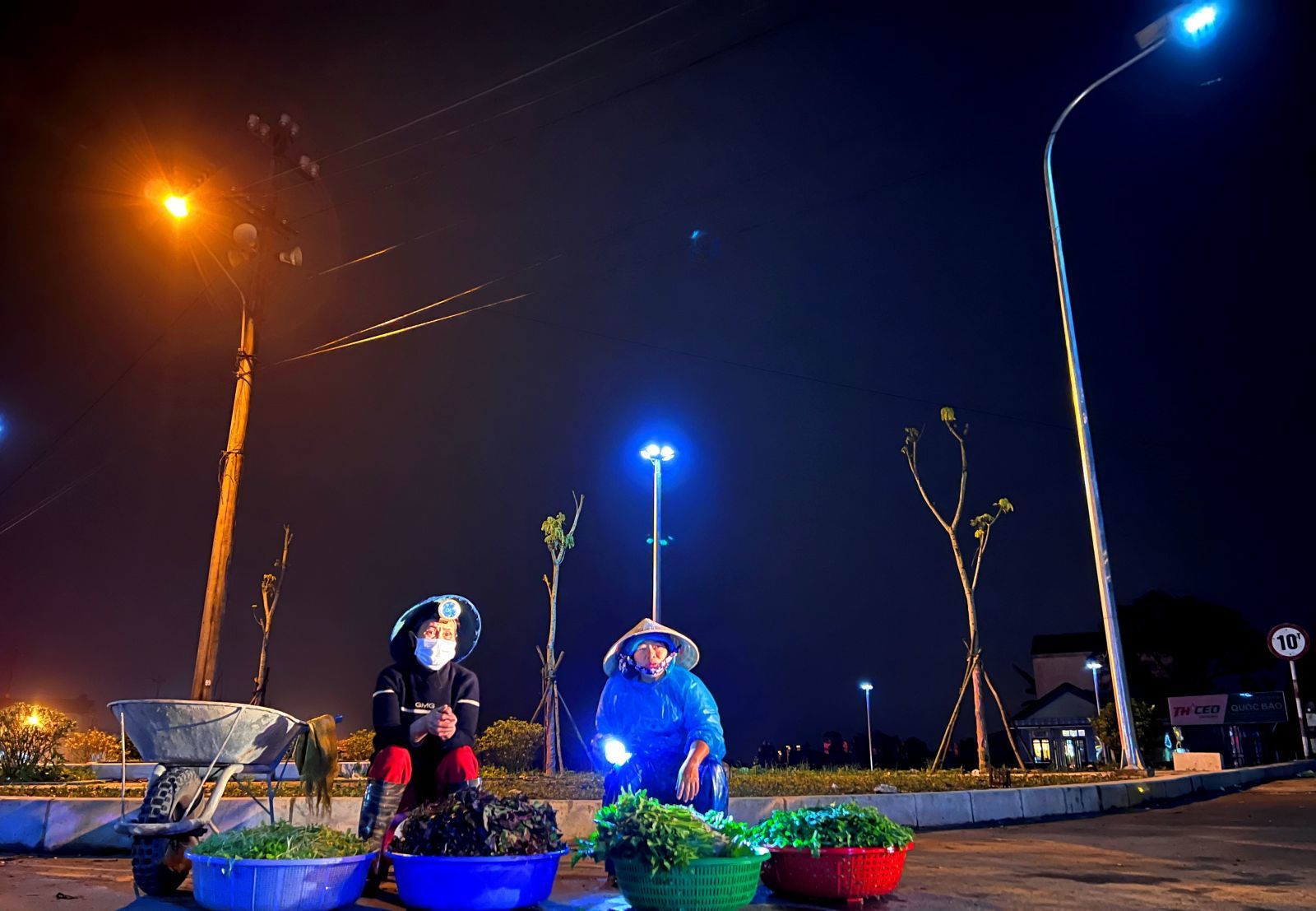 The place to gather vegetables is Tay Ba market intersection