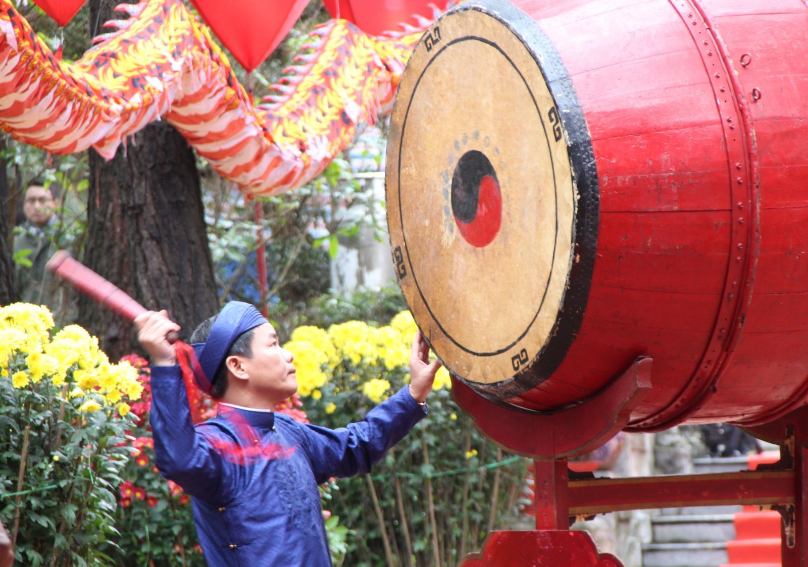 Chairman of the Provincial People’s Committee Nguyen Van Phuong beating the drum to kick off the festival
