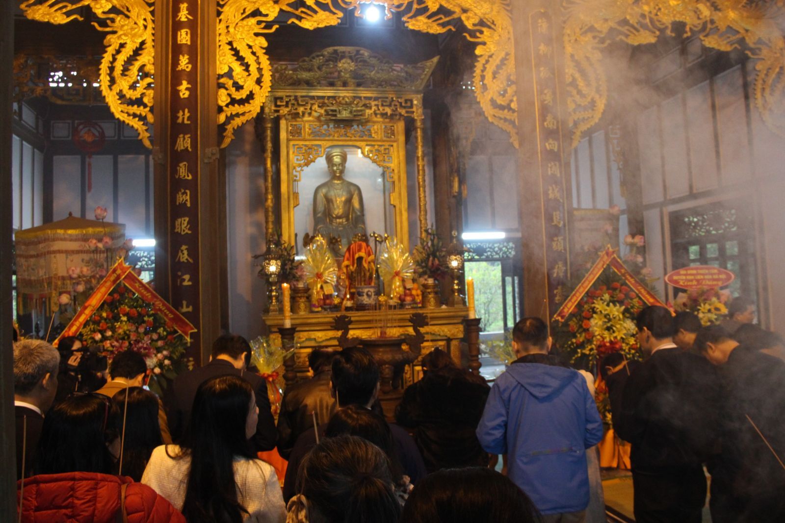 A large number of delegates, tourists, and locals offering incense to commemorate the merits of Princess Huyen Tran