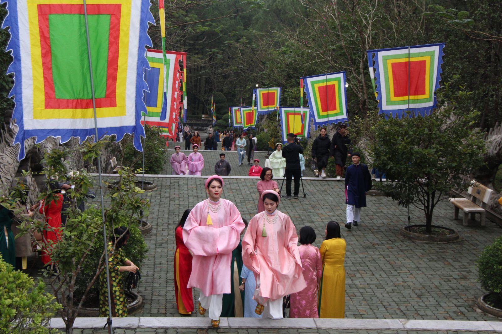 A great number of local people coming to the Huyen Tran Cultural Center located on the foot of Nguy Phong Mountain to attend the festival