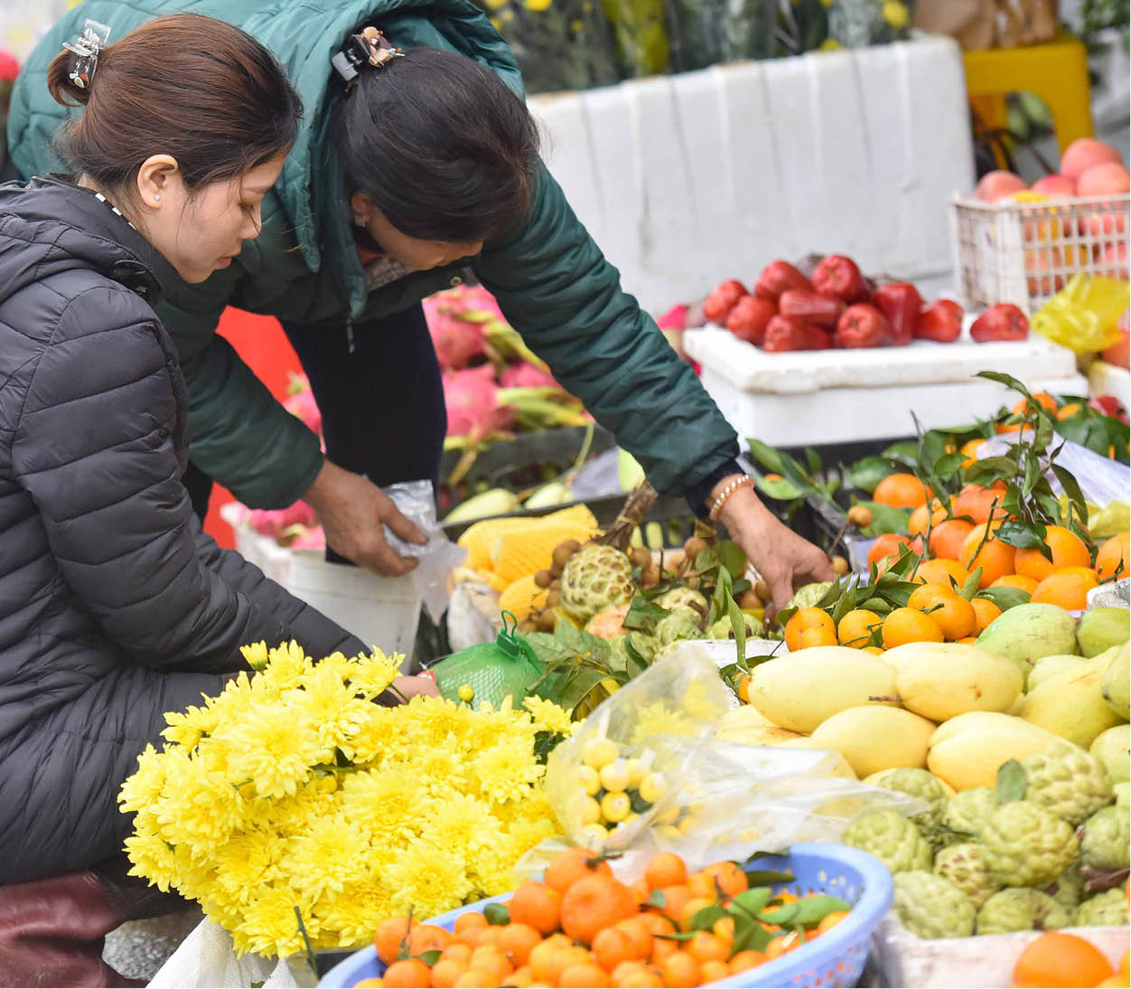 Betel and areca, flowers, and bananas, etc., in the first market of the new year
