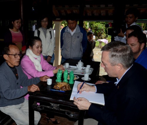 Viết lưu niệm tại nhà ông Hồ Văn Thế - người dân của làng cổ Phước Tích