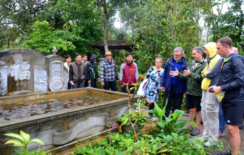 Không riêng Đại sứ mà nhiều thành viên trong đoàn cũng rất thích thú khi đặt chân đến làng cổ