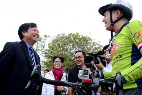 Phó Chủ tịch UBND tỉnh Nguyễn Dung đại diện cho lãnh đạo tỉnh và người dân sở tại tiếp đón Đại sứ trước Ngọ Môn