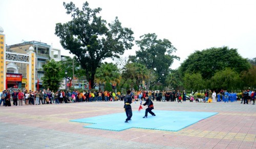 Buổi biểu diễn chưa đầy 1 giờ nhưng thu hút khá đông khán giả