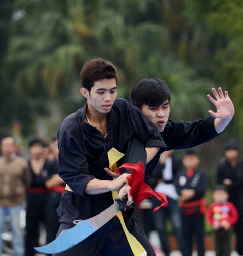 khiến cả công viên Thương Bạc rộn tiếng vỗ tay