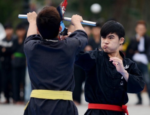 Đối luyện binh khí 