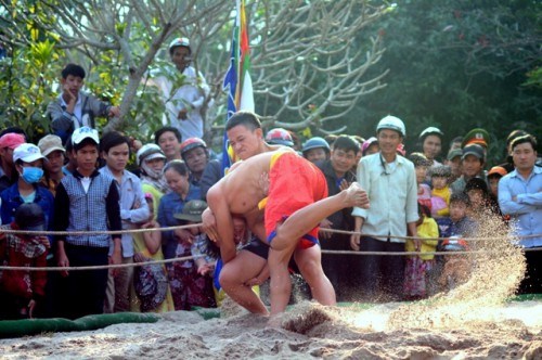 Sau những đòn thế nhanh nhẹn, hiểm hóc và không kém phần quyết liệt của các đô thiếu niên, sới vật càng lúc càng náo nhiệt bởi những pha tranh tài của các đô thanh niên