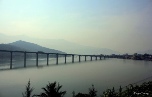 Đi hết đèo Hải Vân, mình chạm vào vịnh Lăng Cô, một danh lam thắng cảnh thiên nhiên của tỉnh Thừa Thiên - Huế. Cảm nhận đầu tiên là nét dịu dàng, êm ái làm say đắm lòng người